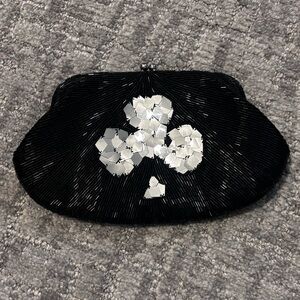 Extē Spade Beaded Clutch with Kiss Lock
